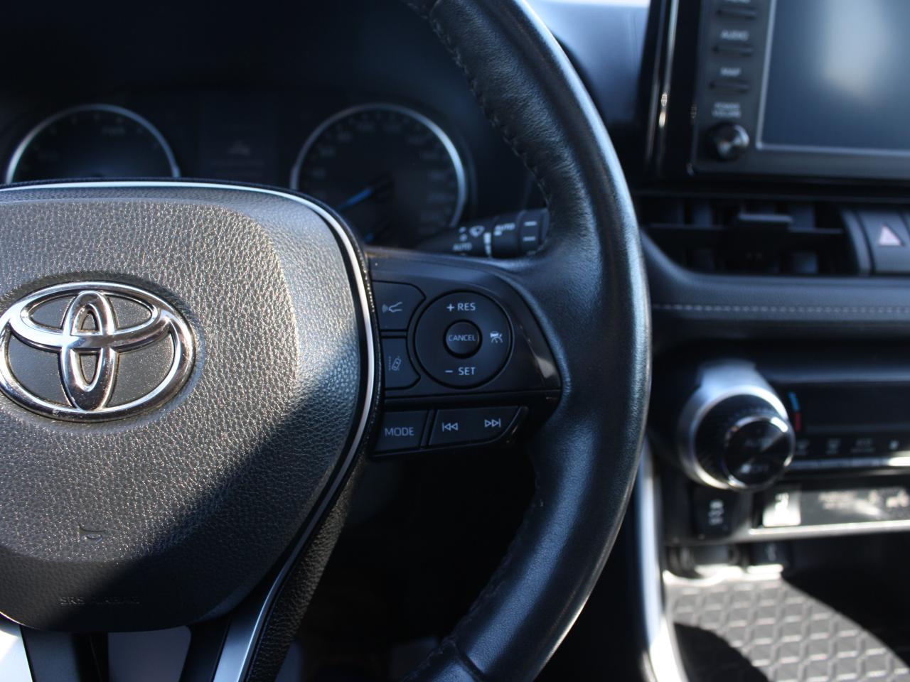 2020 Toyota RAV4 Hybrid Hybrid XLE AWD / Heated Seats / Sunroof / Navigati Photo