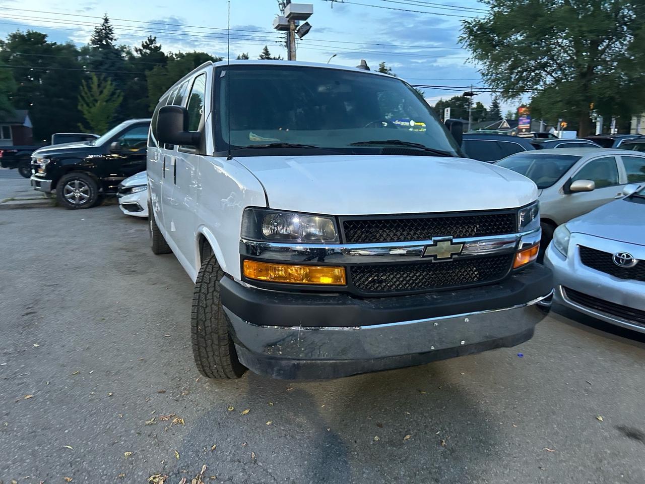 2022 Chevrolet Express Passenger RWD 3500 155 LS Photo5