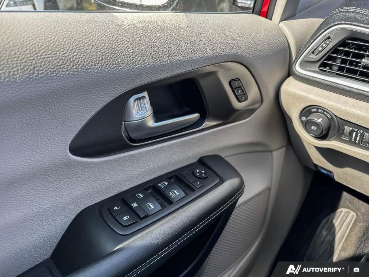 2024 Chrysler Pacifica Touring-L Photo