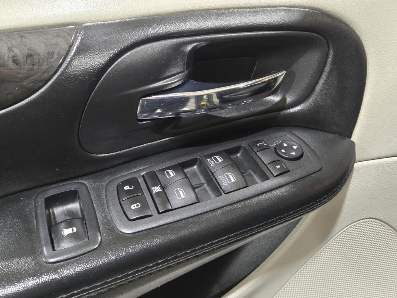 2017 Dodge Grand Caravan SXT Plus Stow N Go  Backup Camera Rear Climate Con Photo