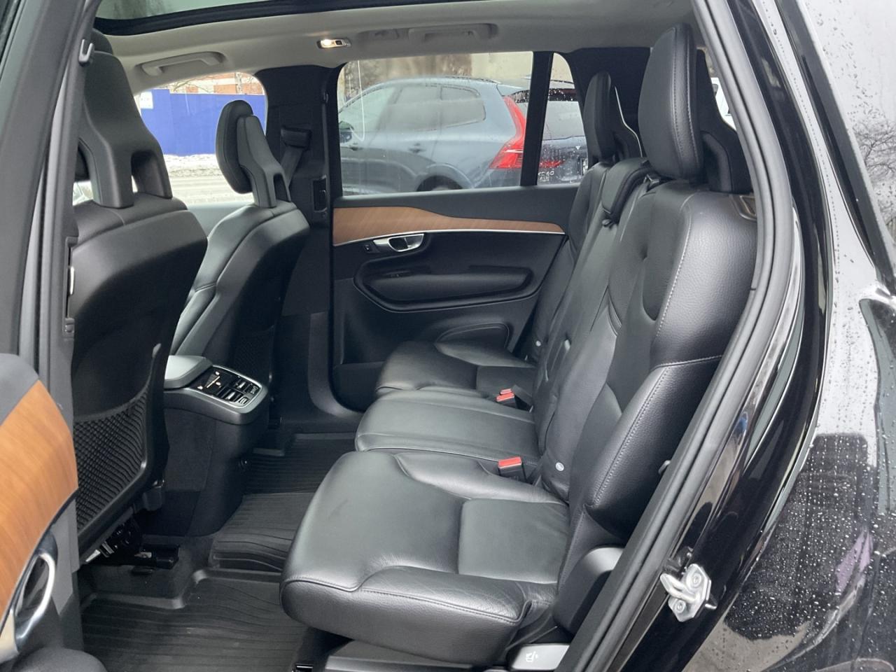 2021 Volvo XC90 T6 Momentum AWD - LTHR! NAV! BACK-UP CAM! BSM! 7 P Photo