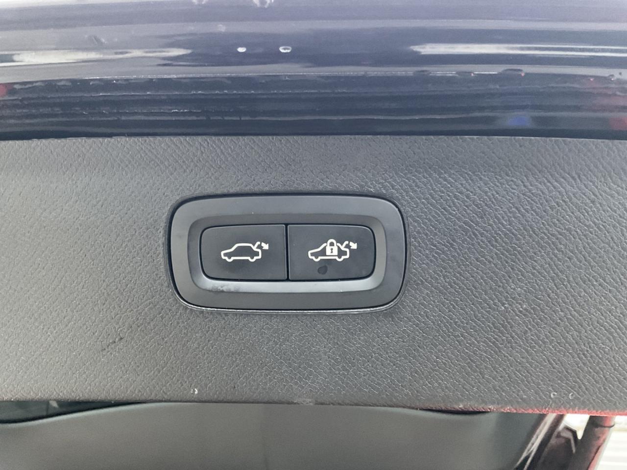 2021 Volvo XC90 T6 Momentum AWD - LTHR! NAV! BACK-UP CAM! BSM! 7 P Photo