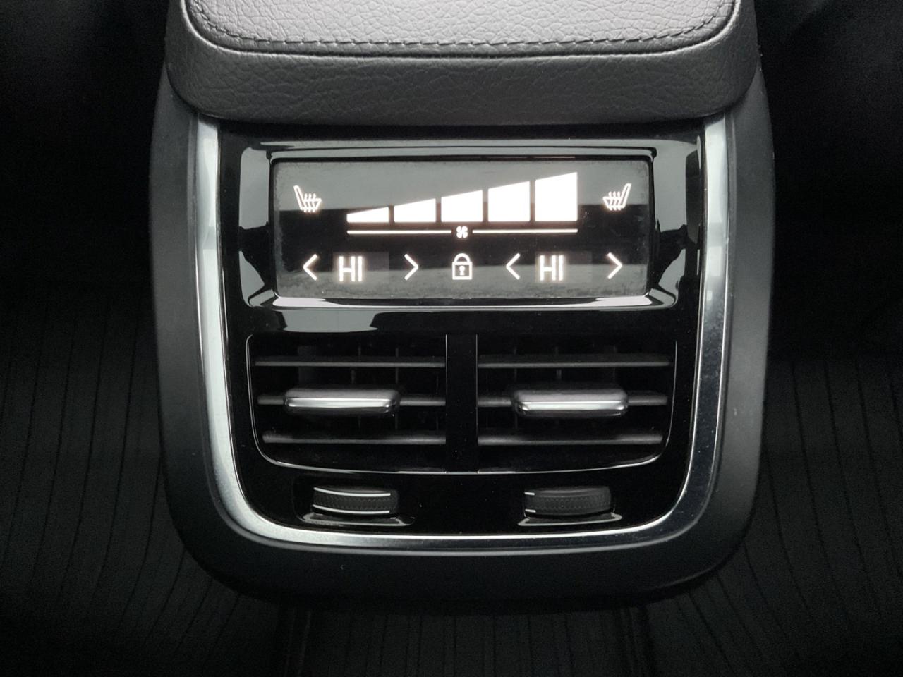 2021 Volvo XC90 T6 Momentum AWD - LTHR! NAV! BACK-UP CAM! BSM! 7 P Photo