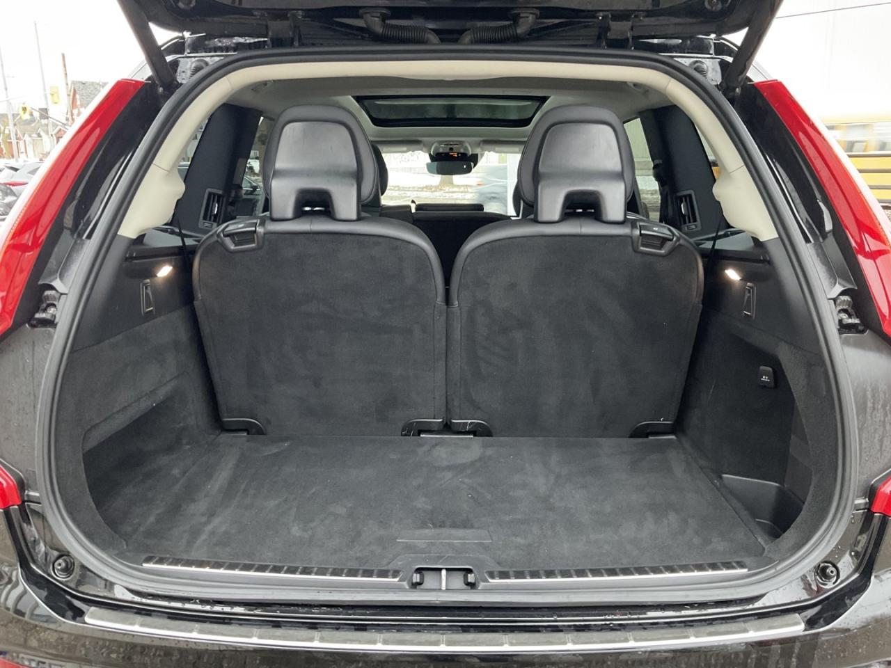 2021 Volvo XC90 T6 Momentum AWD - LTHR! NAV! BACK-UP CAM! BSM! 7 P Photo