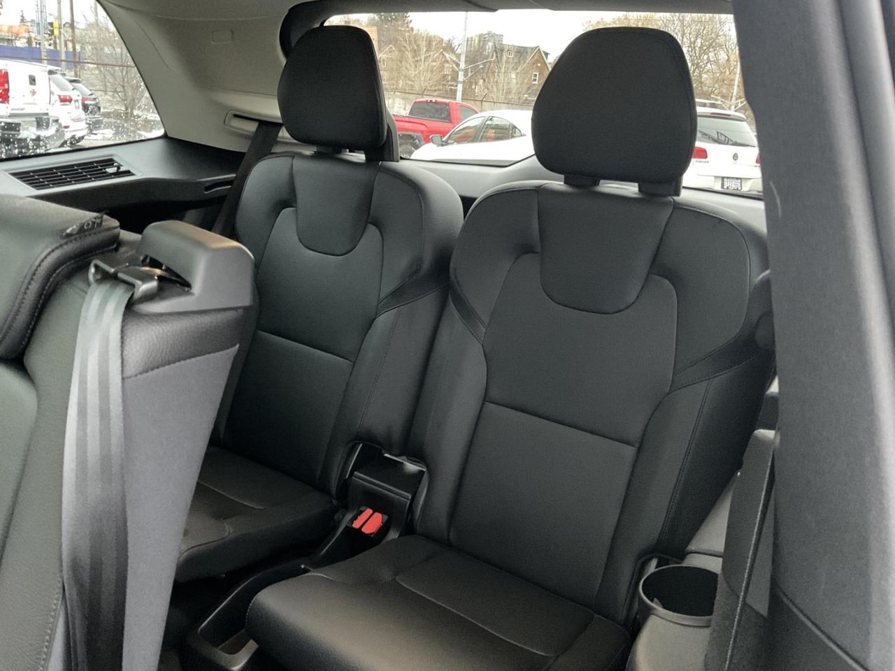 2021 Volvo XC90 T6 Momentum AWD - LTHR! NAV! BACK-UP CAM! BSM! 7 P Photo