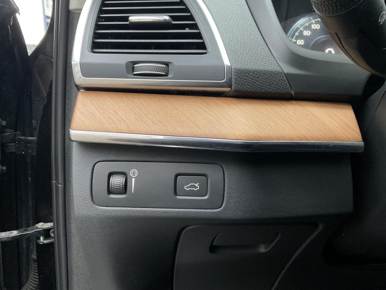 2021 Volvo XC90 T6 Momentum AWD - LTHR! NAV! BACK-UP CAM! BSM! 7 P Photo