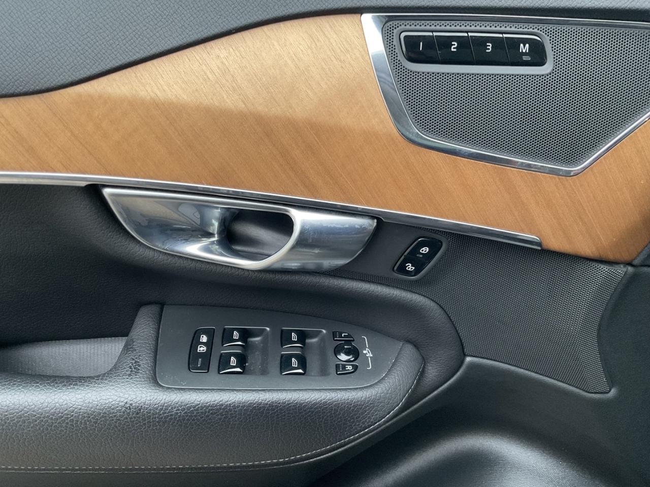 2021 Volvo XC90 T6 Momentum AWD - LTHR! NAV! BACK-UP CAM! BSM! 7 P Photo