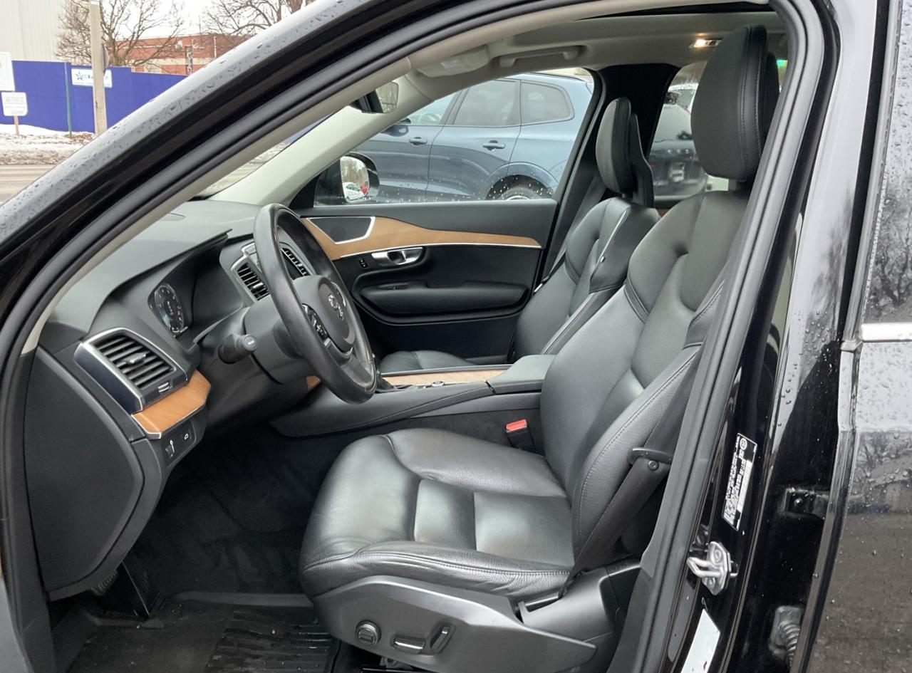 2021 Volvo XC90 T6 Momentum AWD - LTHR! NAV! BACK-UP CAM! BSM! 7 P Photo