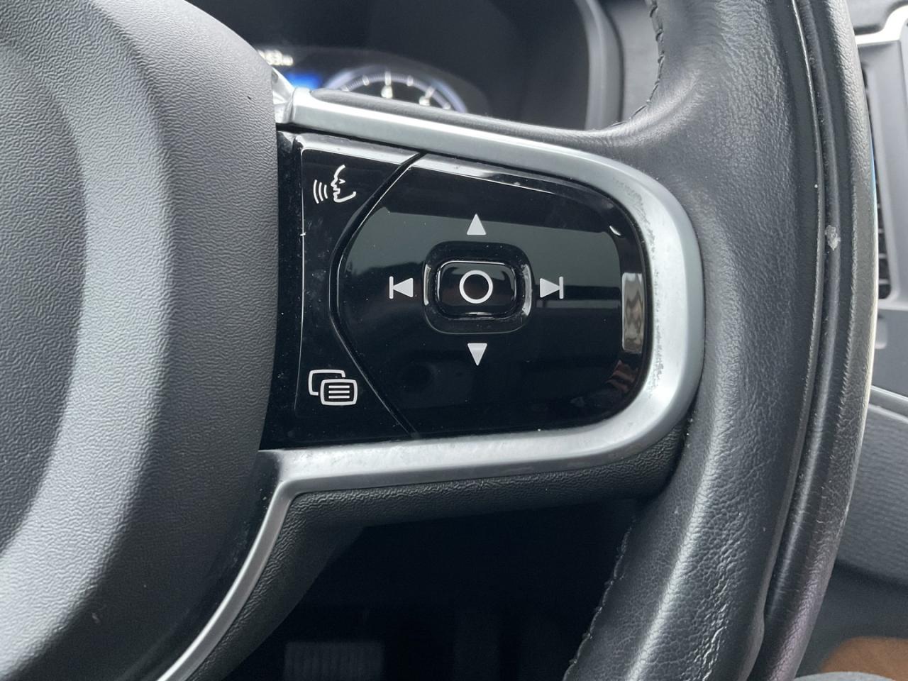 2021 Volvo XC90 T6 Momentum AWD - LTHR! NAV! BACK-UP CAM! BSM! 7 P Photo