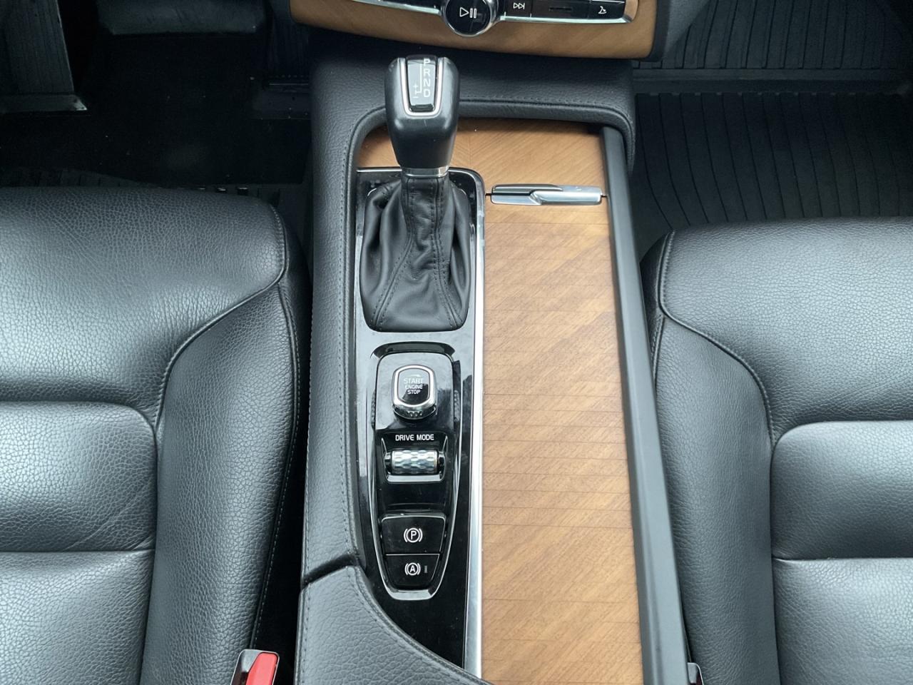 2021 Volvo XC90 T6 Momentum AWD - LTHR! NAV! BACK-UP CAM! BSM! 7 P Photo