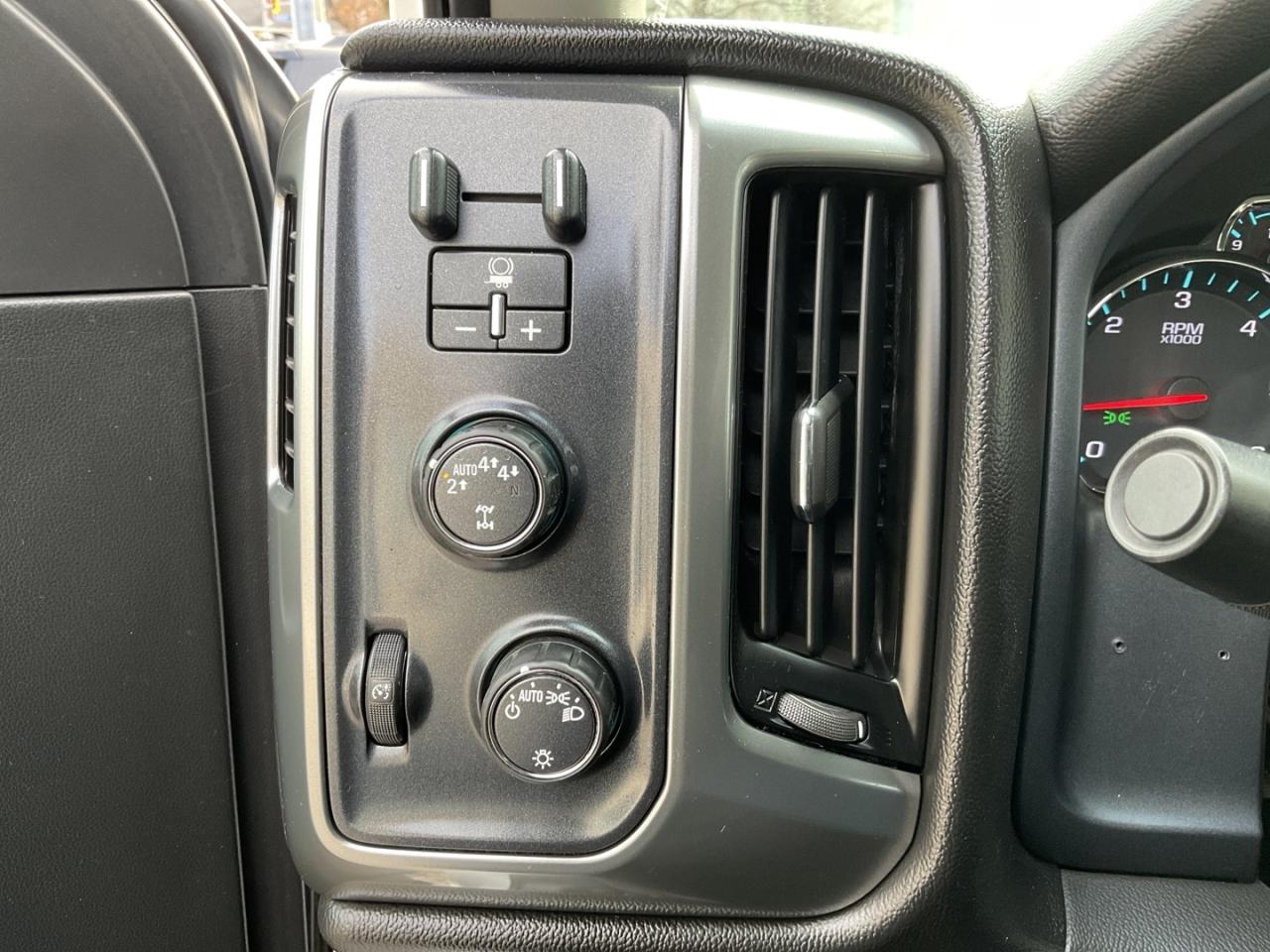 2018 Chevrolet Silverado 1500 LT Crew Cab 4WD - NAV! BACK-UP CAM! HEATED SEATS! Photo