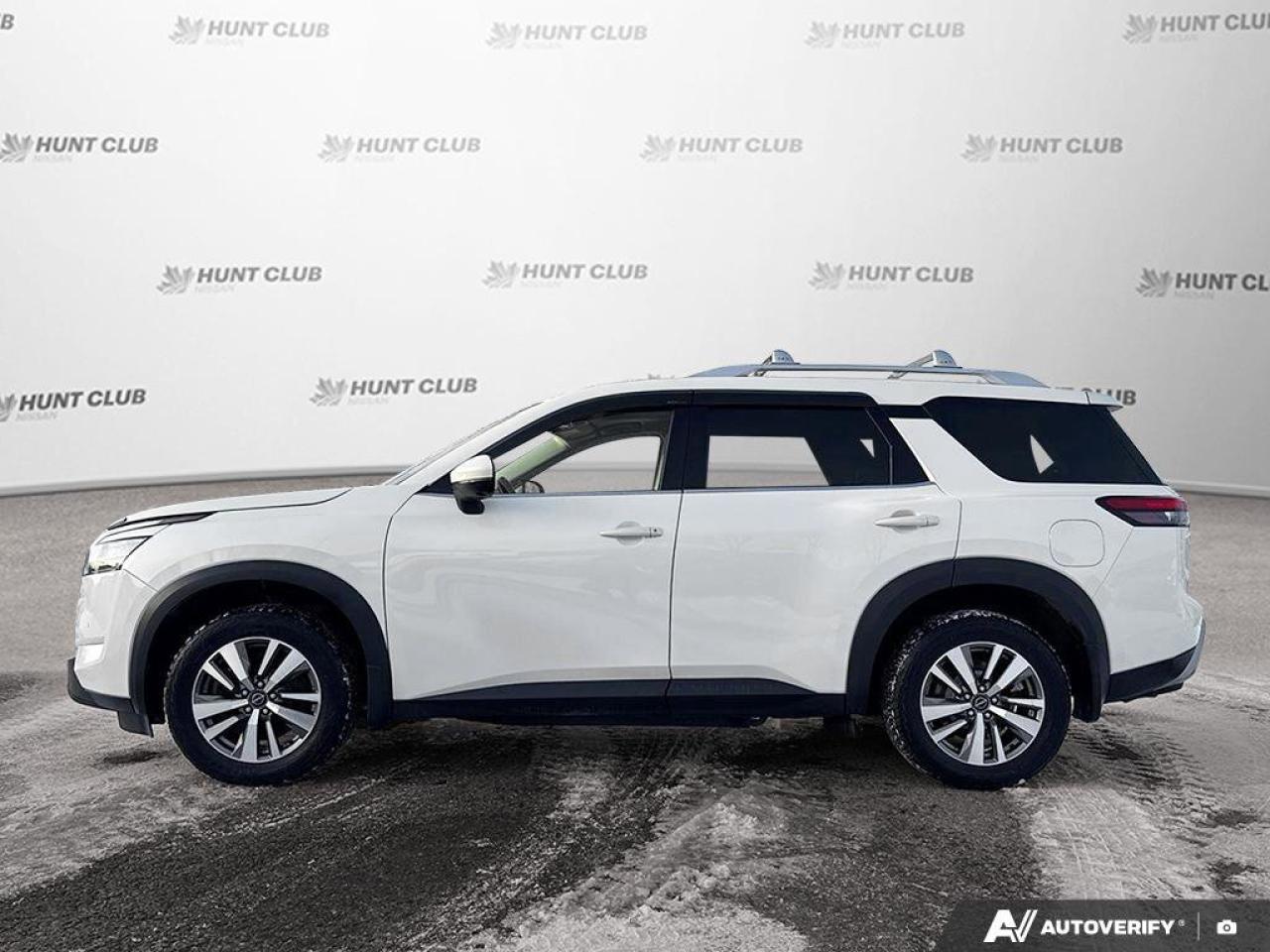 2023 Nissan Pathfinder SL Photo2