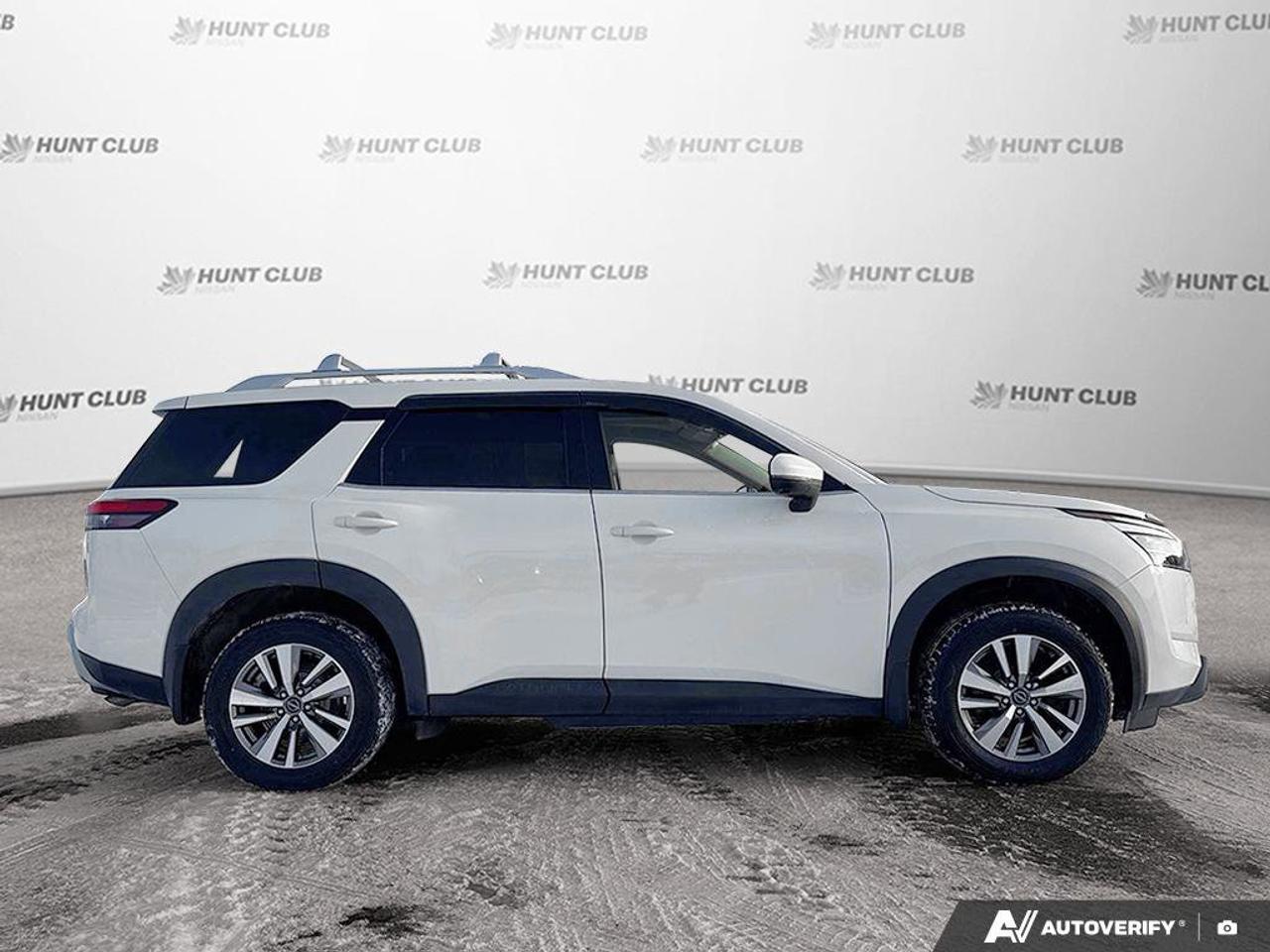 2023 Nissan Pathfinder SL Photo