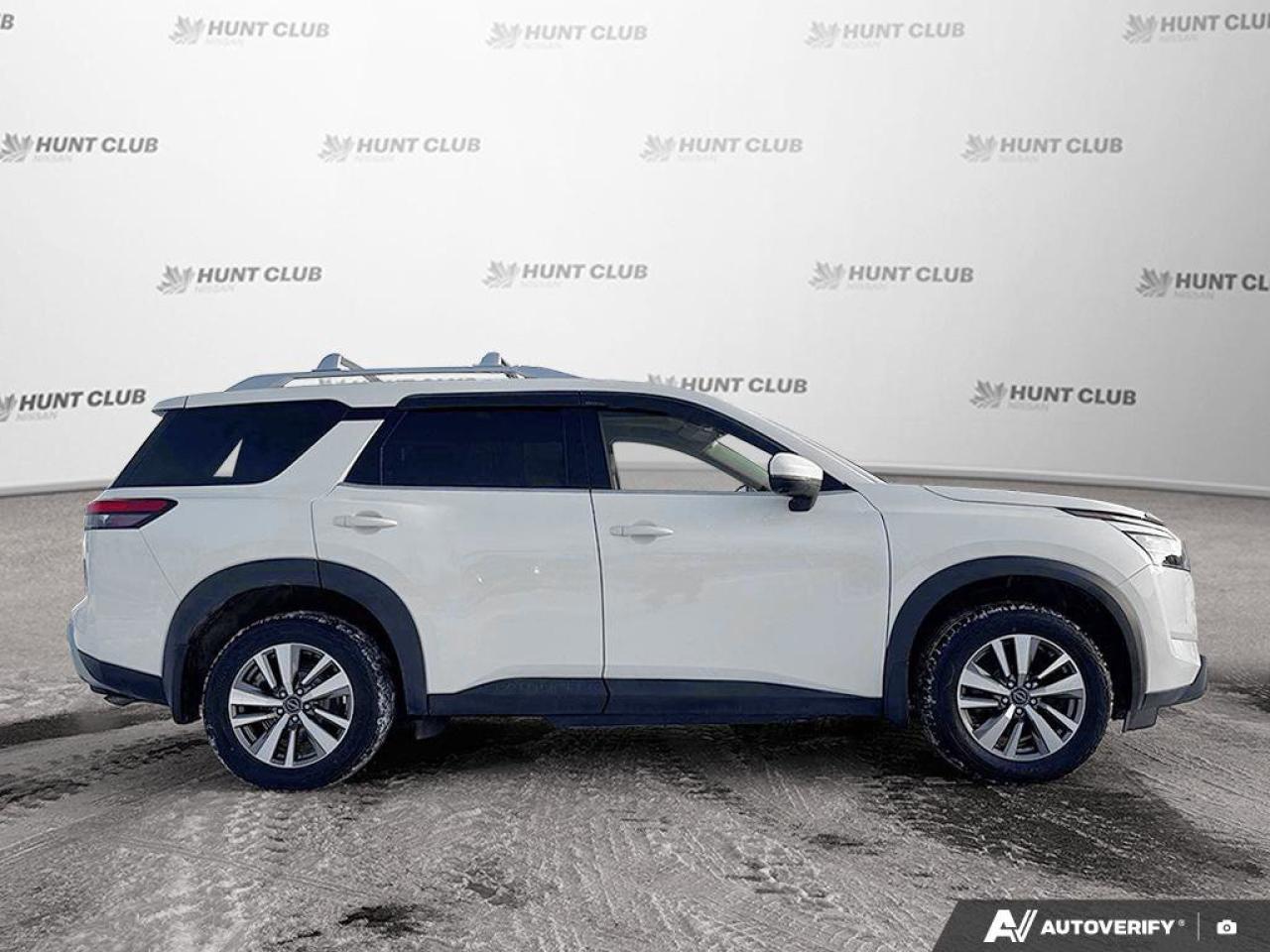 2023 Nissan Pathfinder SL Photo