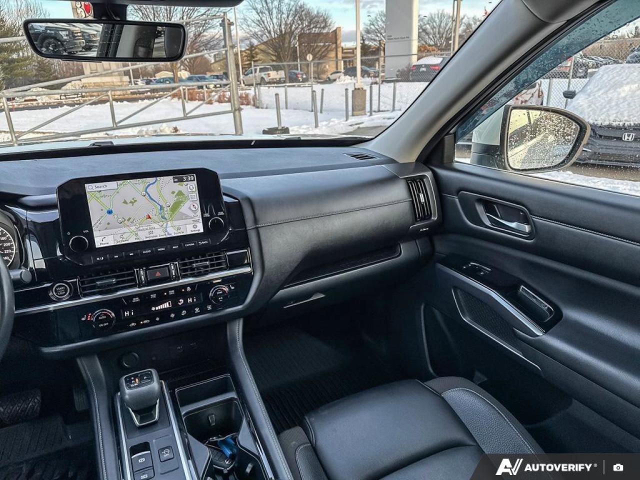 2023 Nissan Pathfinder SL Photo