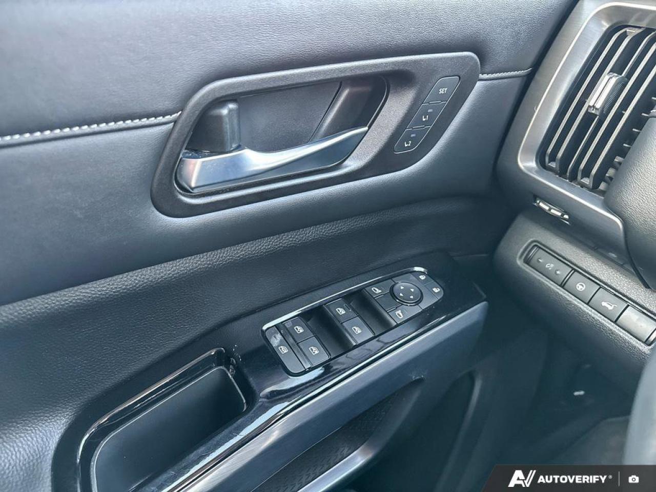 2023 Nissan Pathfinder SL Photo