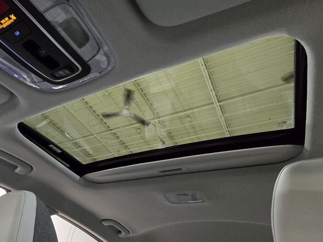 2023 Hyundai Elantra Luxury PKG No Accidents 2 Tone Leather & Sunroof R Photo