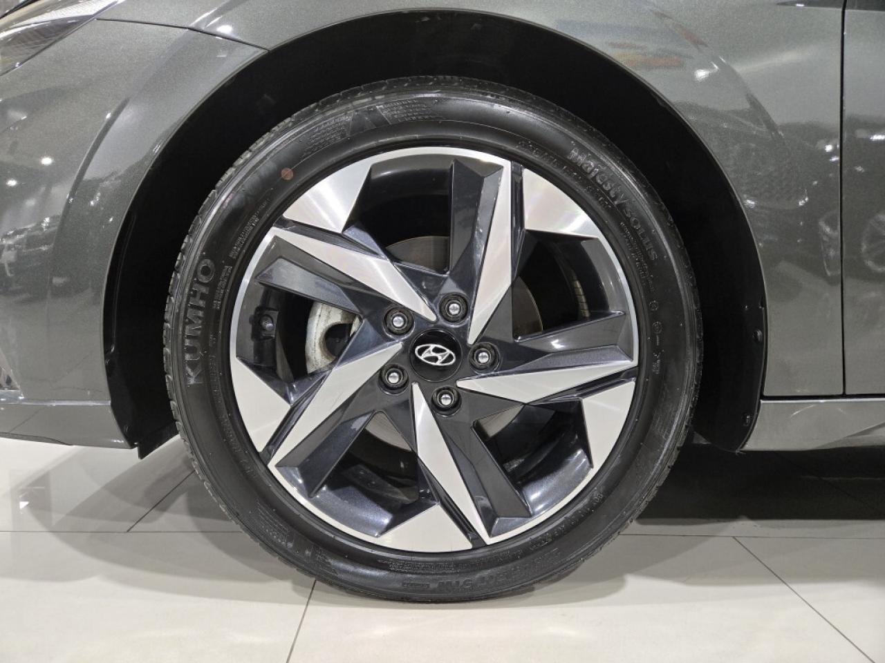 2023 Hyundai Elantra Luxury PKG No Accidents 2 Tone Leather & Sunroof R Photo