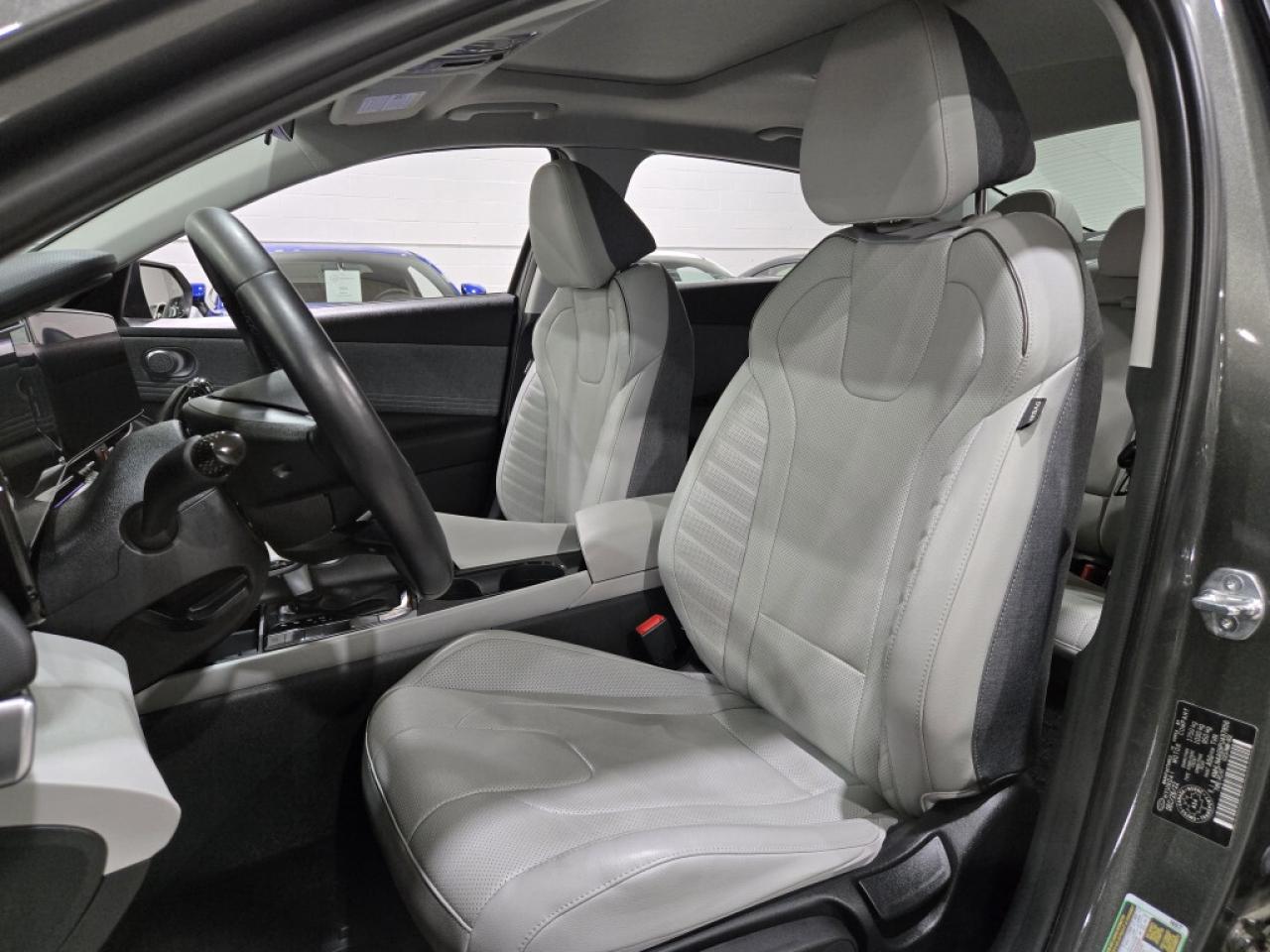 2023 Hyundai Elantra Luxury PKG No Accidents 2 Tone Leather & Sunroof R Photo