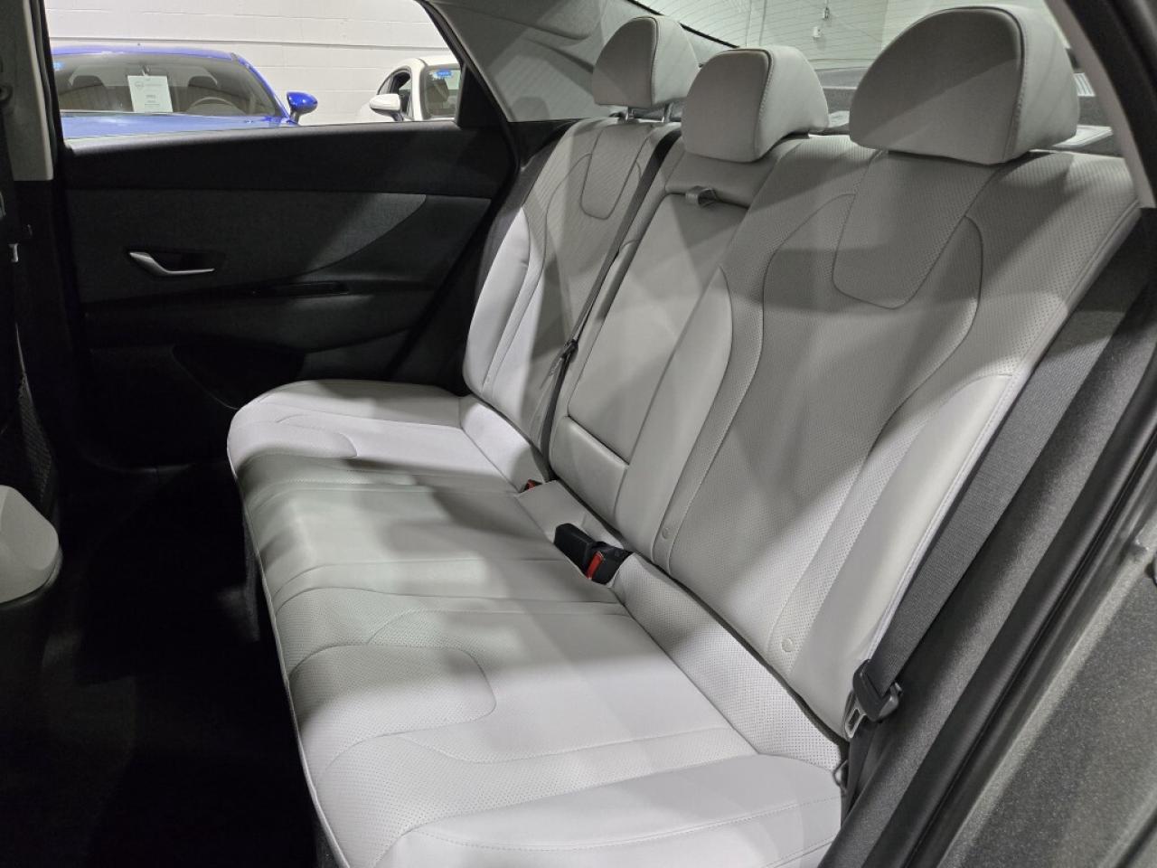 2023 Hyundai Elantra Luxury PKG No Accidents 2 Tone Leather & Sunroof R Photo