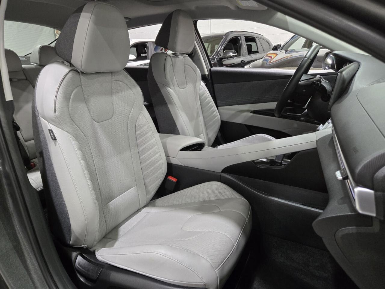 2023 Hyundai Elantra Luxury PKG No Accidents 2 Tone Leather & Sunroof R Photo