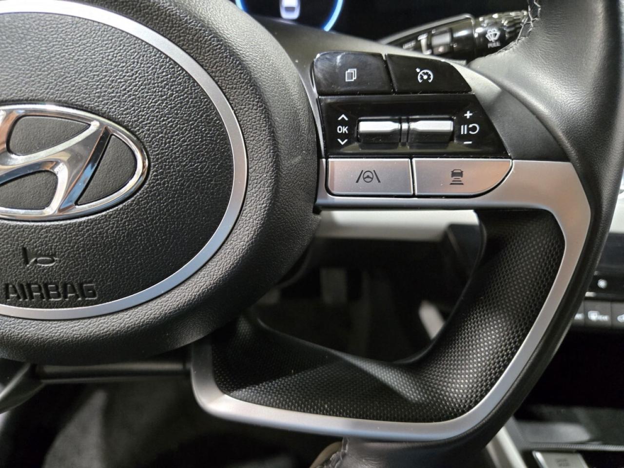 2023 Hyundai Elantra Luxury PKG No Accidents 2 Tone Leather & Sunroof R Photo