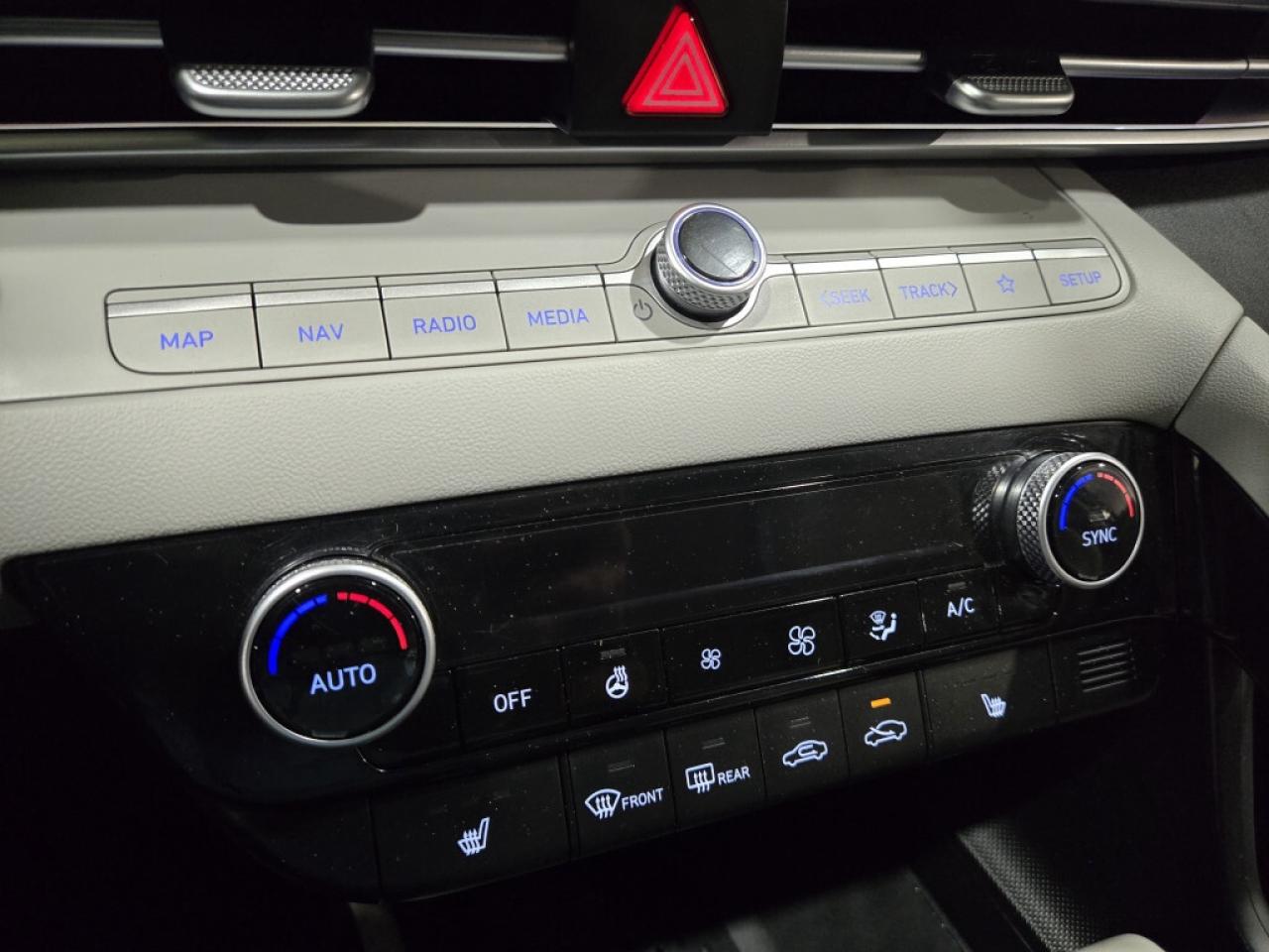 2023 Hyundai Elantra Luxury PKG No Accidents 2 Tone Leather & Sunroof R Photo