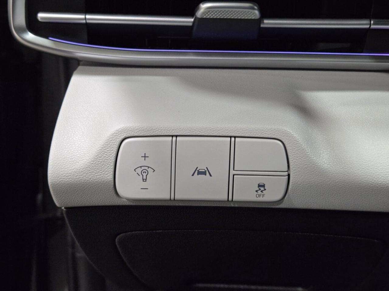 2023 Hyundai Elantra Luxury PKG No Accidents 2 Tone Leather & Sunroof R Photo