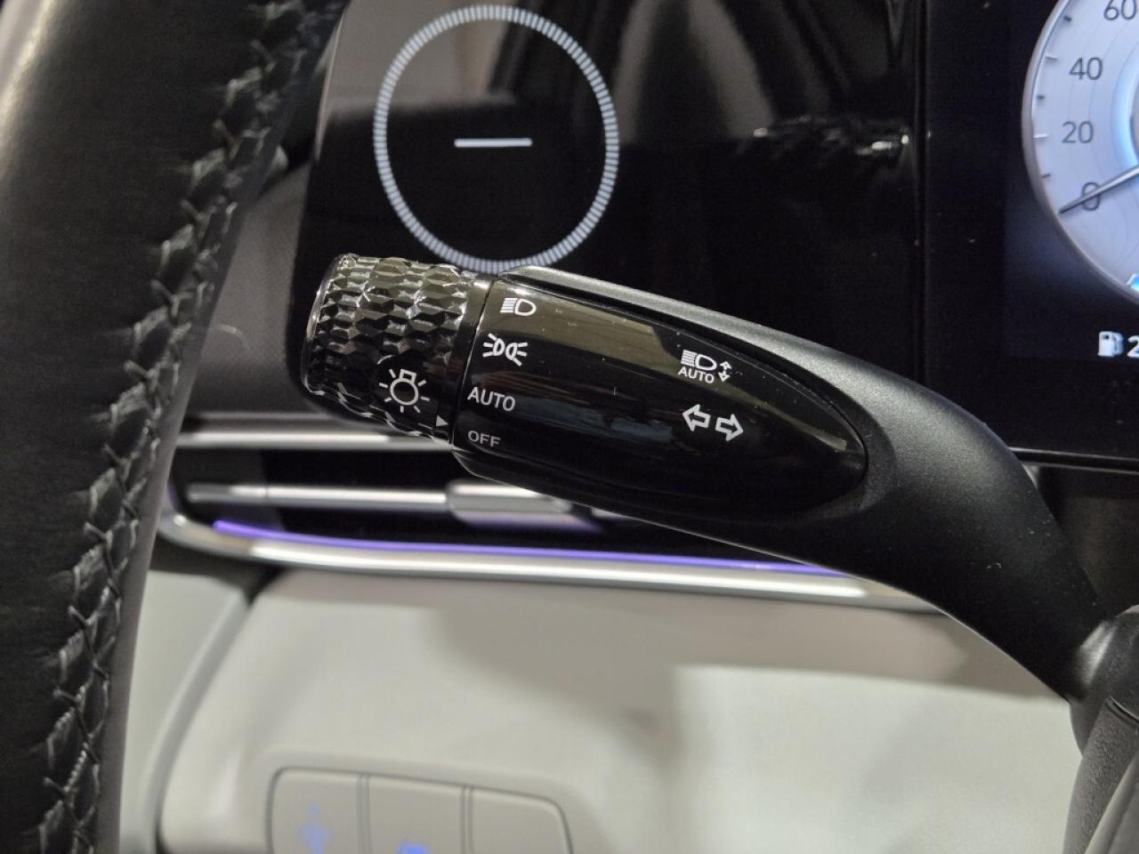 2023 Hyundai Elantra Luxury PKG No Accidents 2 Tone Leather & Sunroof R Photo