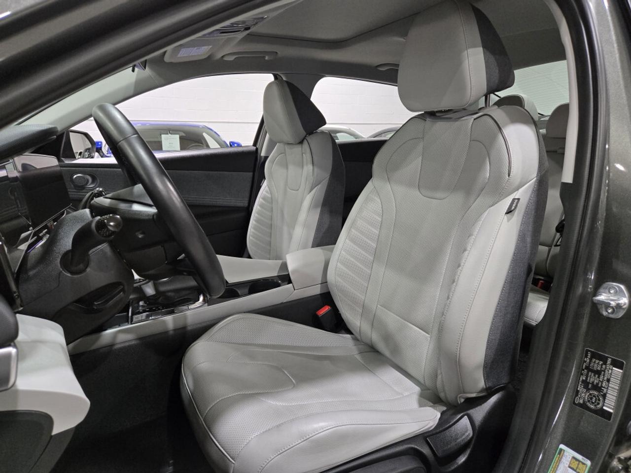 2023 Hyundai Elantra Luxury PKG No Accidents 2 Tone Leather & Sunroof R Photo