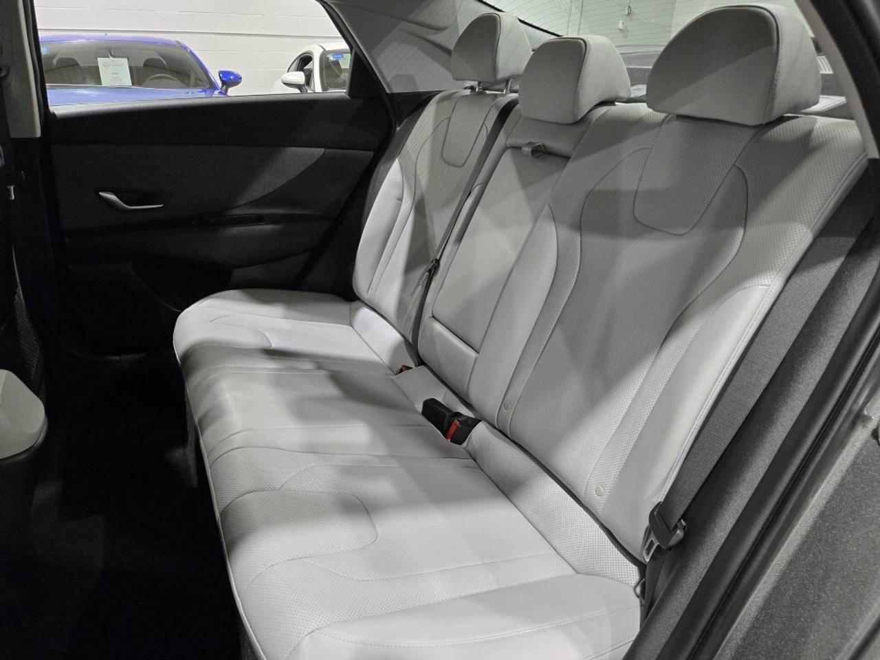 2023 Hyundai Elantra Luxury PKG No Accidents 2 Tone Leather & Sunroof R Photo