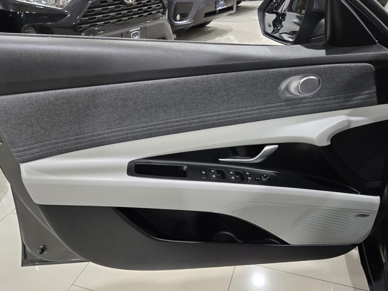 2023 Hyundai Elantra Luxury PKG No Accidents 2 Tone Leather & Sunroof R Photo