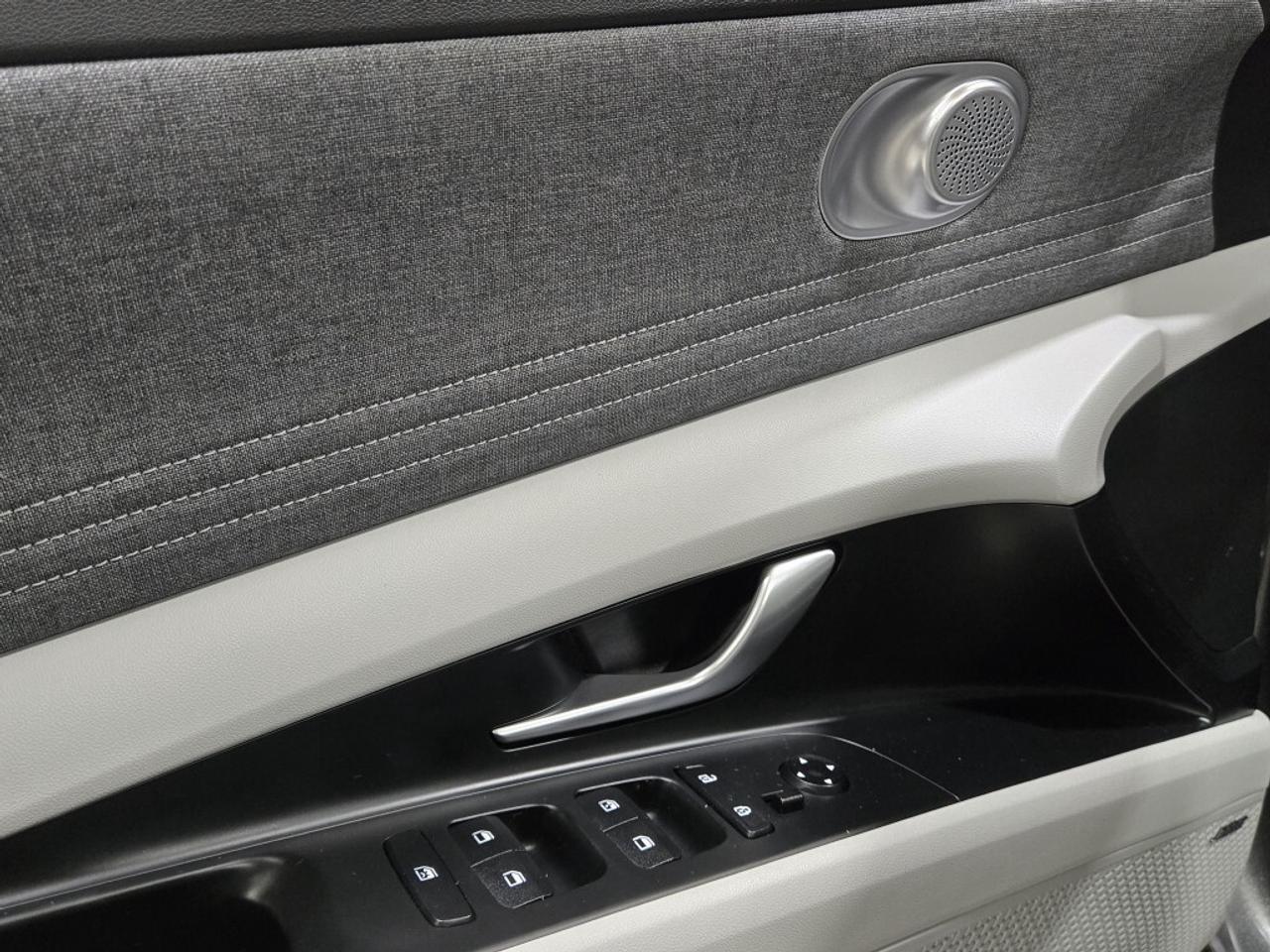 2023 Hyundai Elantra Luxury PKG No Accidents 2 Tone Leather & Sunroof R Photo