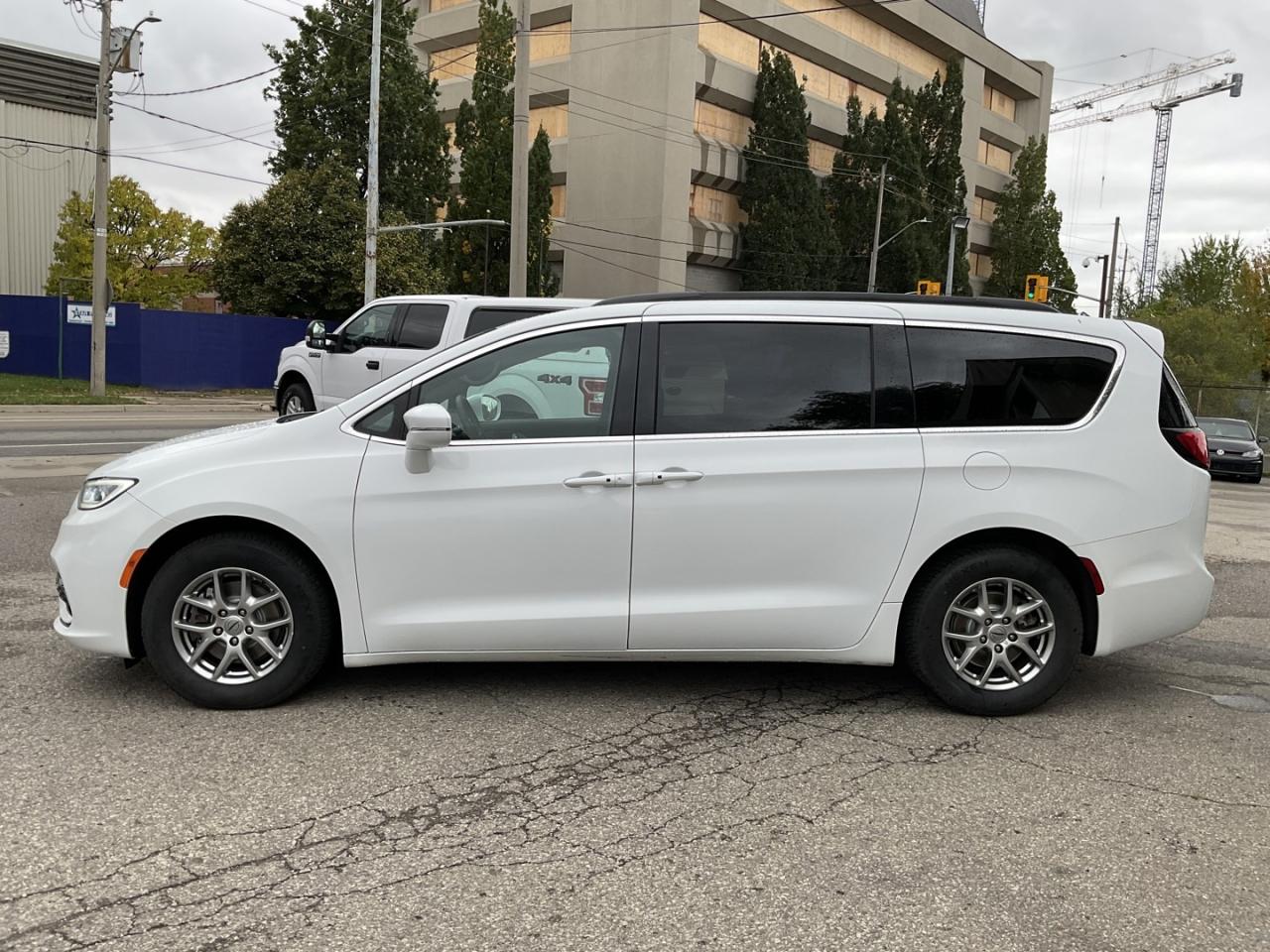 2022 Chrysler Pacifica Touring - CAR PLAY! BACK-UP CAM! BSM! 7 PASS! Photo