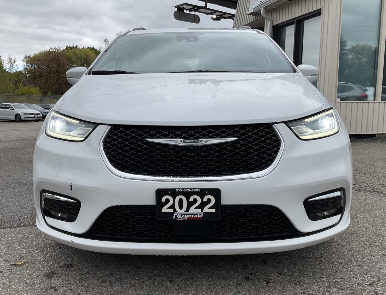 2022 Chrysler Pacifica Touring - CAR PLAY! BACK-UP CAM! BSM! 7 PASS! Photo