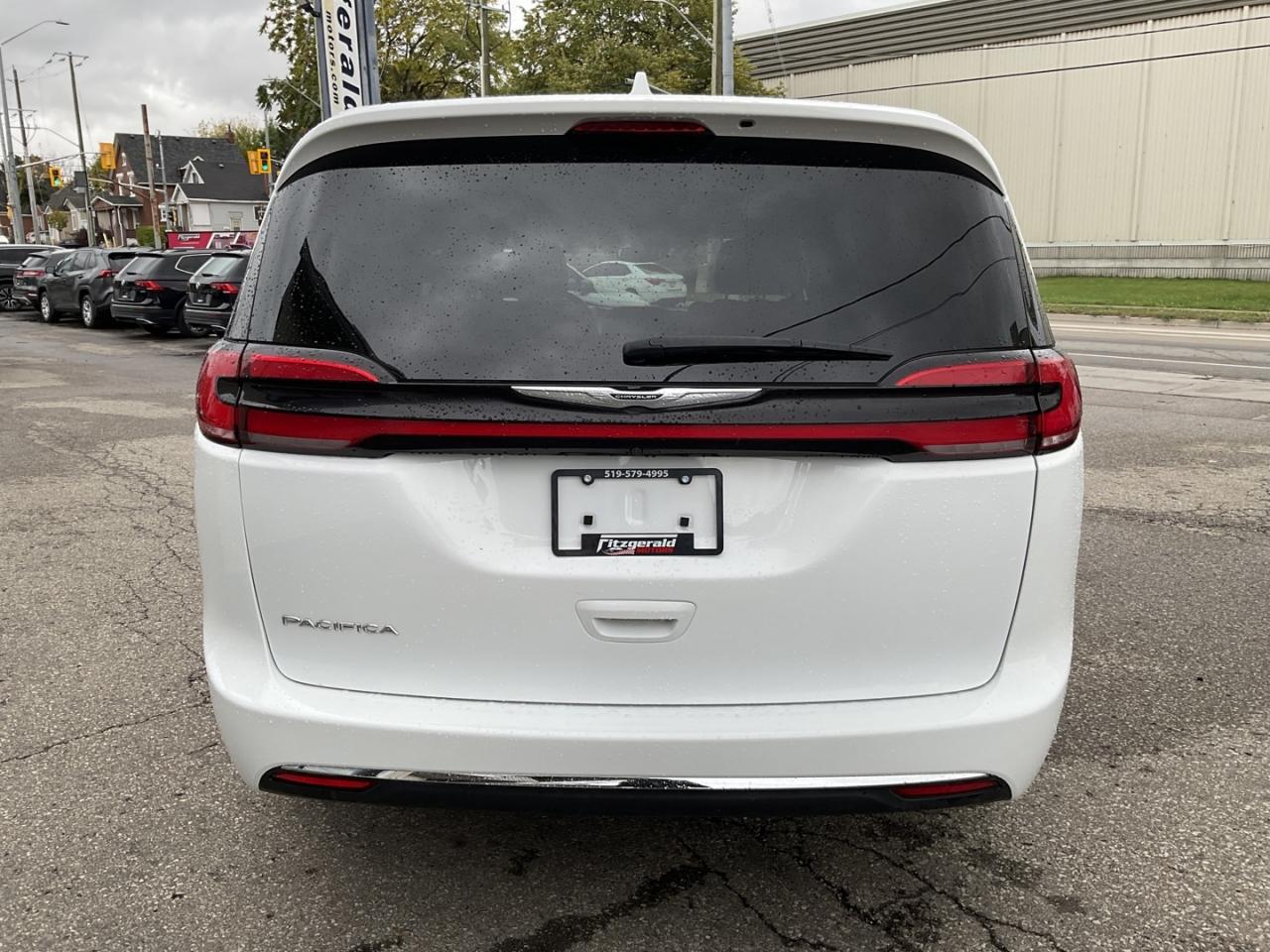 2022 Chrysler Pacifica Touring - CAR PLAY! BACK-UP CAM! BSM! 7 PASS! Photo