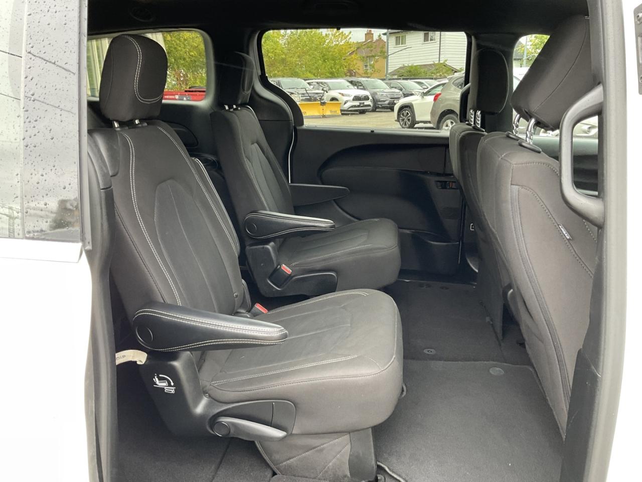 2022 Chrysler Pacifica Touring - CAR PLAY! BACK-UP CAM! BSM! 7 PASS! Photo