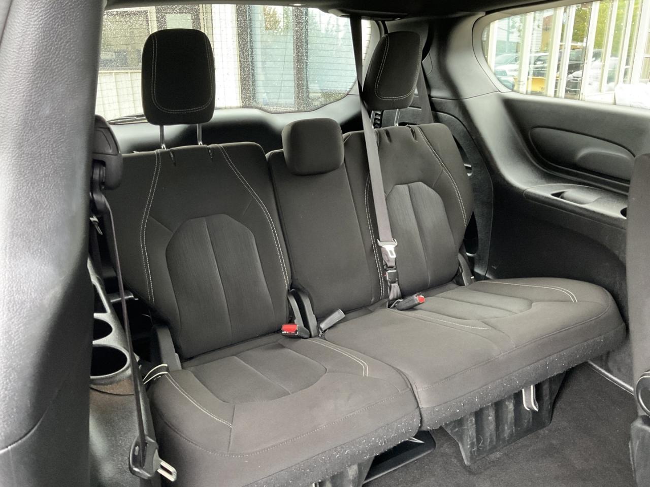 2022 Chrysler Pacifica Touring - CAR PLAY! BACK-UP CAM! BSM! 7 PASS! Photo