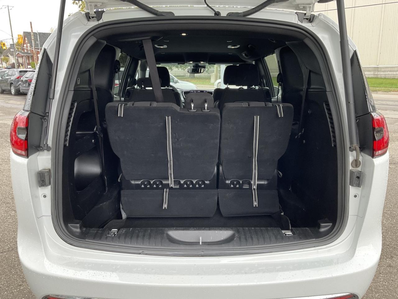 2022 Chrysler Pacifica Touring - CAR PLAY! BACK-UP CAM! BSM! 7 PASS! Photo