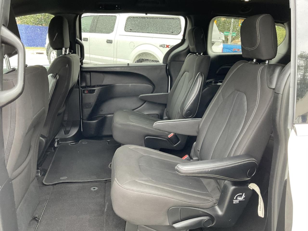 2022 Chrysler Pacifica Touring - CAR PLAY! BACK-UP CAM! BSM! 7 PASS! Photo