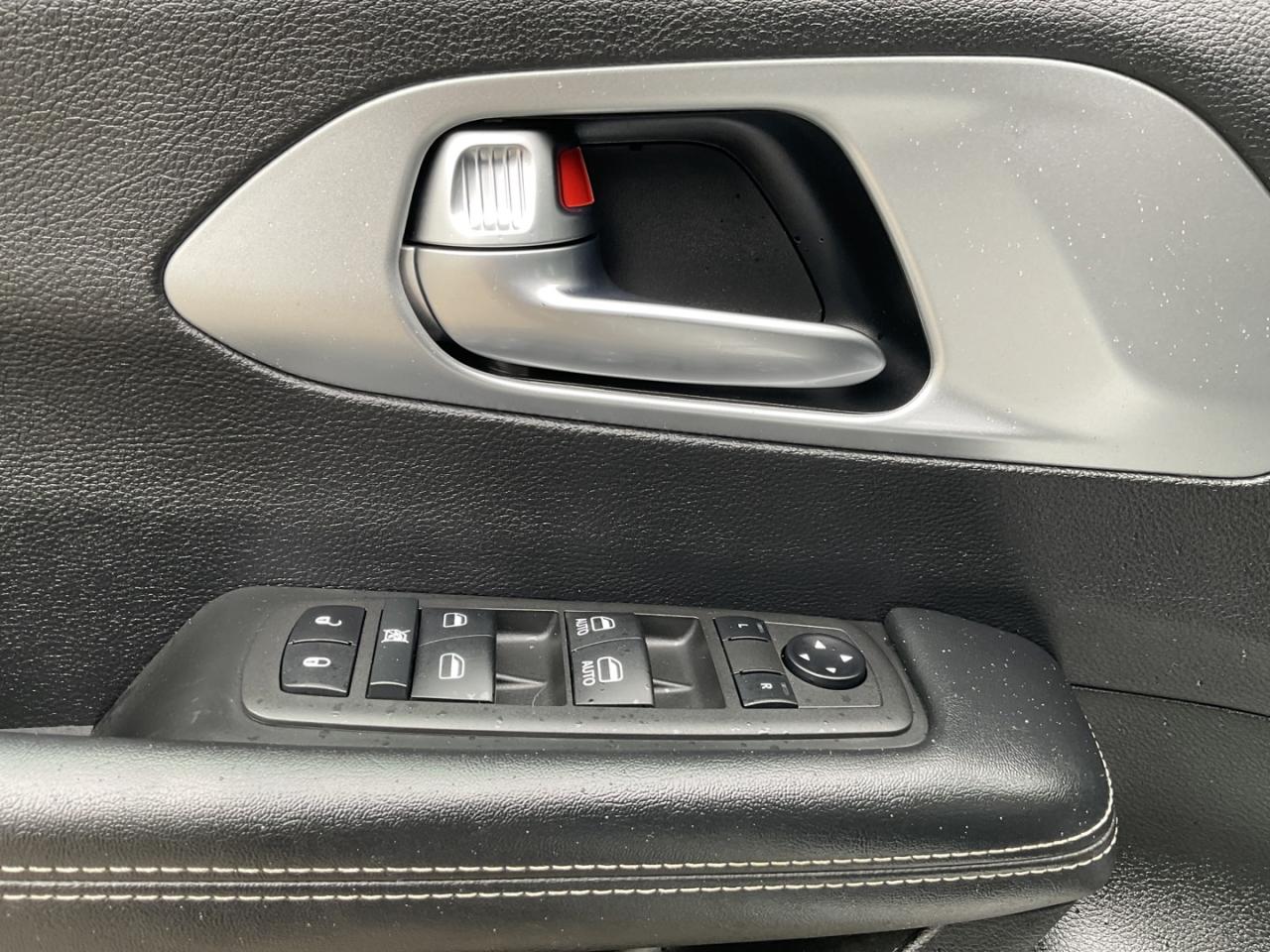 2022 Chrysler Pacifica Touring - CAR PLAY! BACK-UP CAM! BSM! 7 PASS! Photo