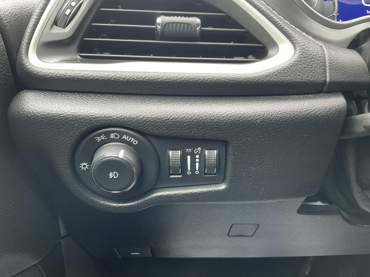 2022 Chrysler Pacifica Touring - CAR PLAY! BACK-UP CAM! BSM! 7 PASS! Photo