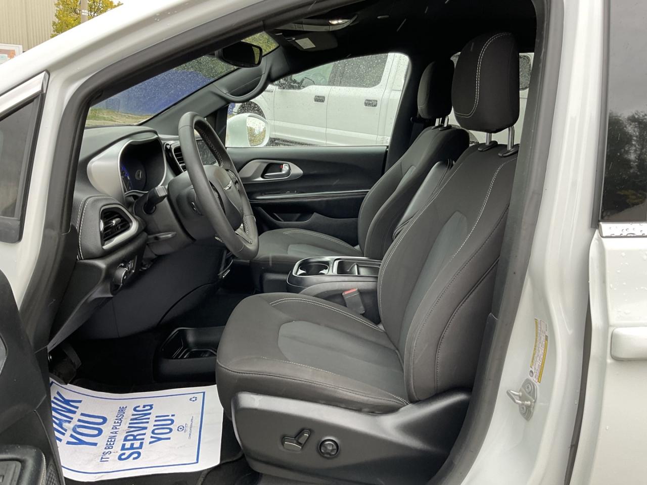 2022 Chrysler Pacifica Touring - CAR PLAY! BACK-UP CAM! BSM! 7 PASS! Photo