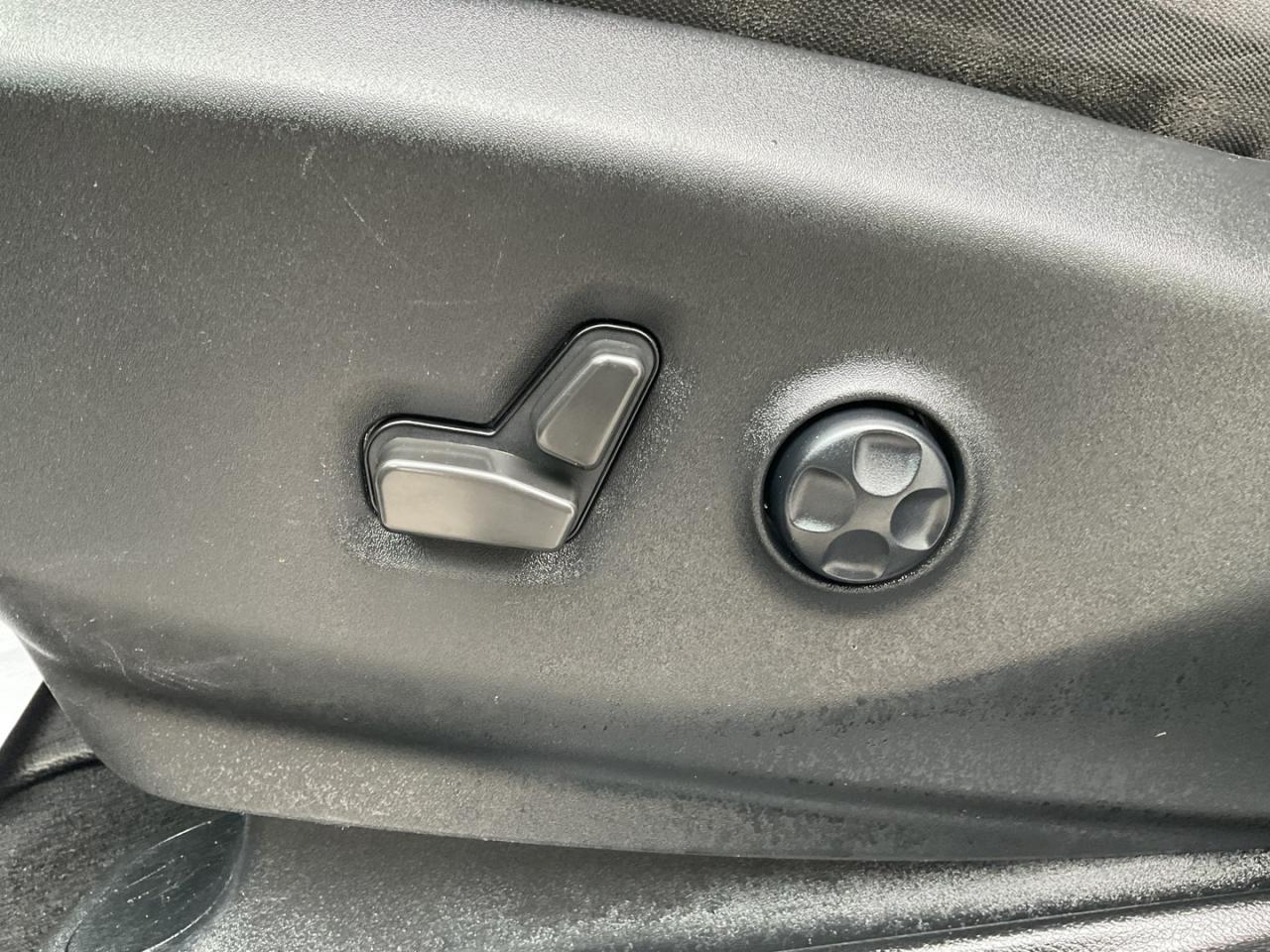 2022 Chrysler Pacifica Touring - CAR PLAY! BACK-UP CAM! BSM! 7 PASS! Photo