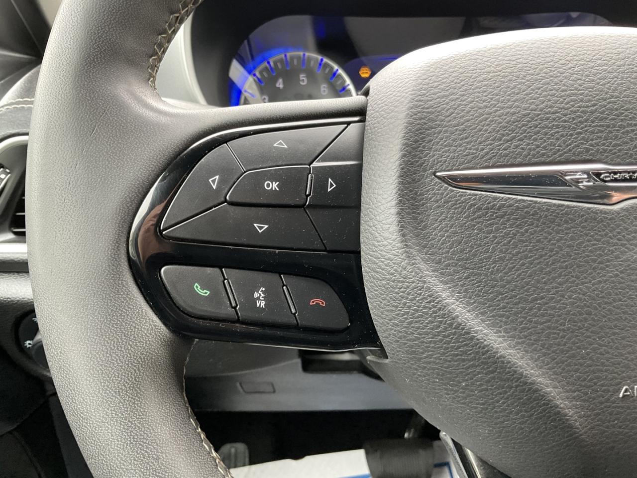 2022 Chrysler Pacifica Touring - CAR PLAY! BACK-UP CAM! BSM! 7 PASS! Photo