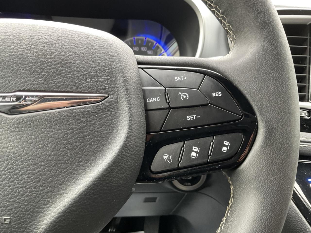 2022 Chrysler Pacifica Touring - CAR PLAY! BACK-UP CAM! BSM! 7 PASS! Photo