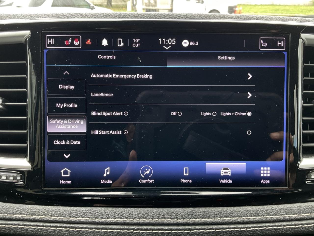 2022 Chrysler Pacifica Touring - CAR PLAY! BACK-UP CAM! BSM! 7 PASS! Photo