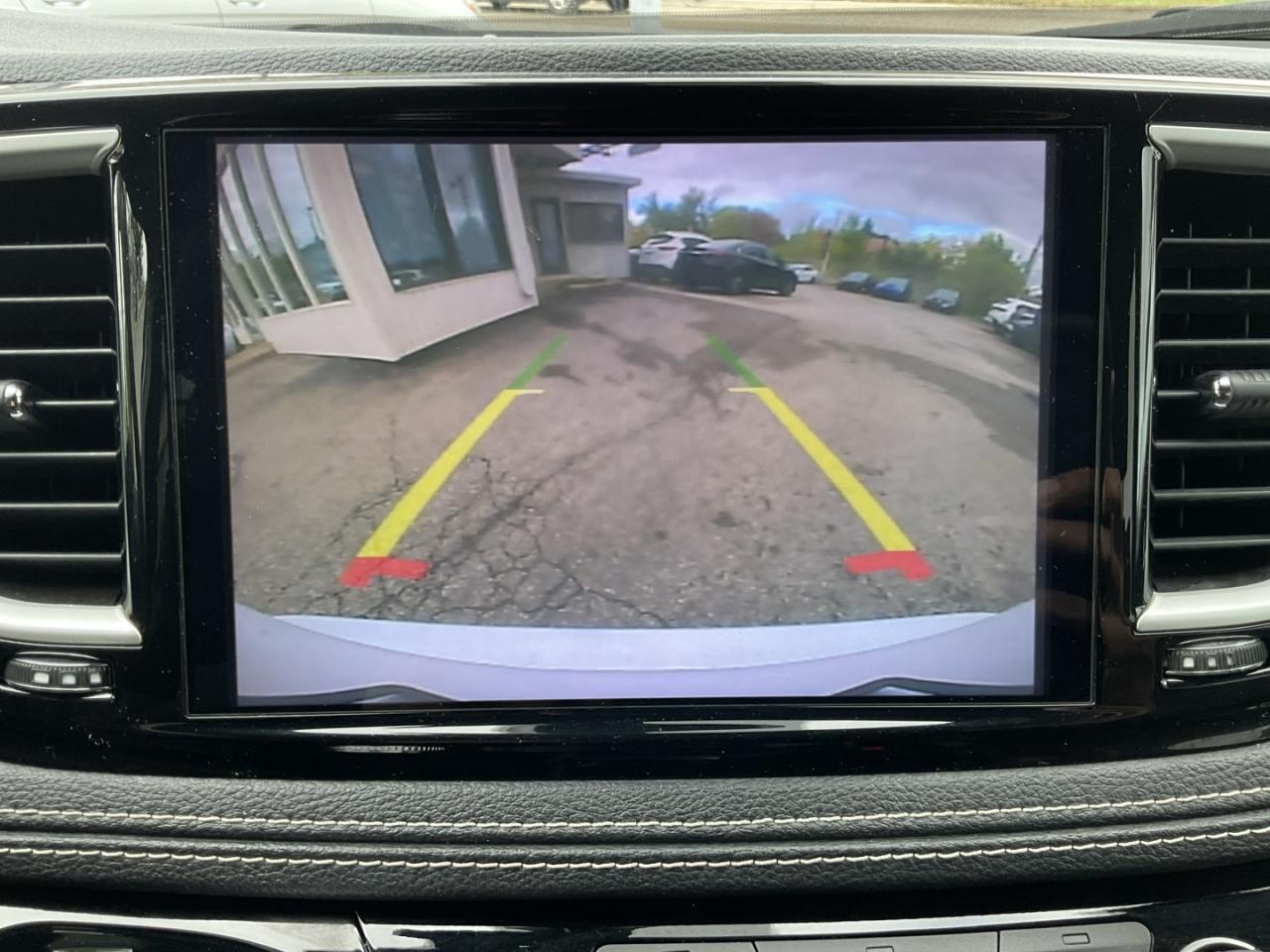 2022 Chrysler Pacifica Touring - CAR PLAY! BACK-UP CAM! BSM! 7 PASS! Photo