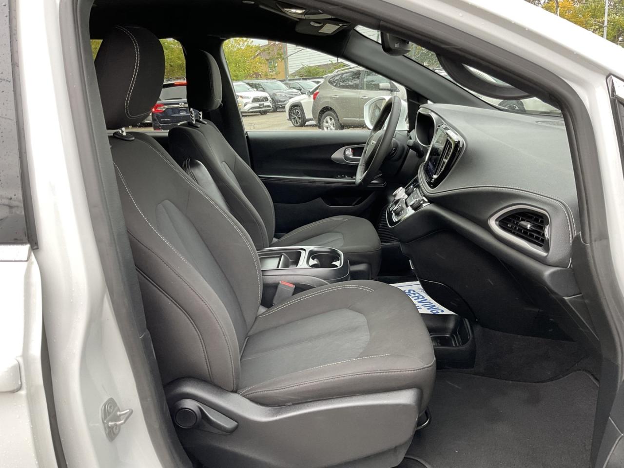 2022 Chrysler Pacifica Touring - CAR PLAY! BACK-UP CAM! BSM! 7 PASS! Photo