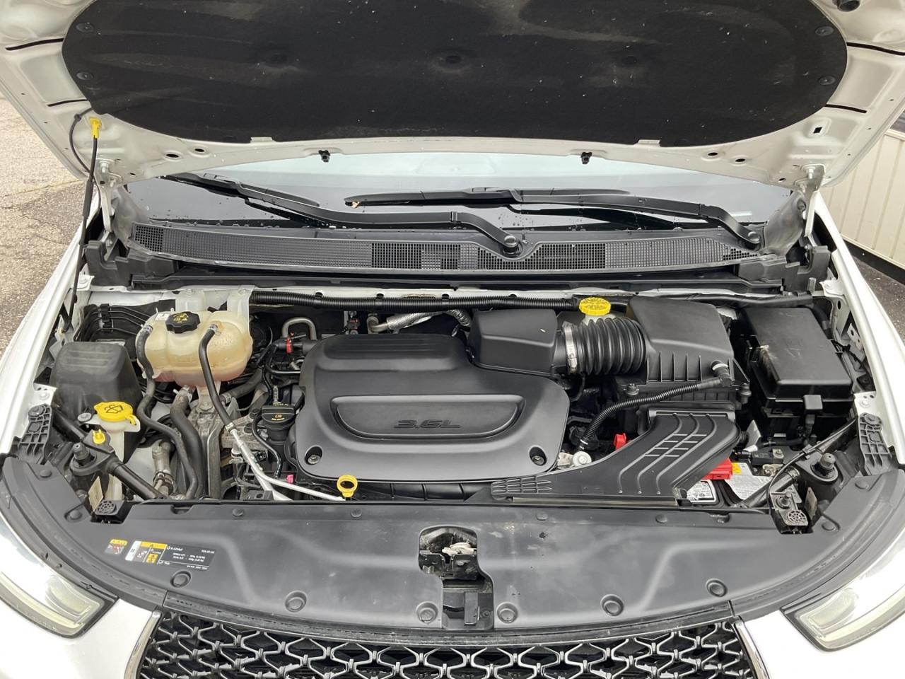 2022 Chrysler Pacifica Touring - CAR PLAY! BACK-UP CAM! BSM! 7 PASS! Photo